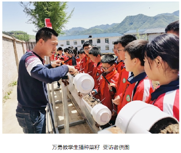 数学老师解锁劳动教育“新课堂”——五亩荒地上长出“校中校”