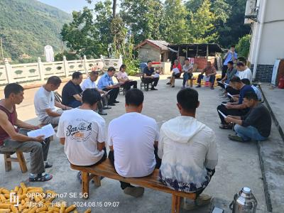 姚坪乡屈家坡村：开展交通安全宣传守护村民出行平安