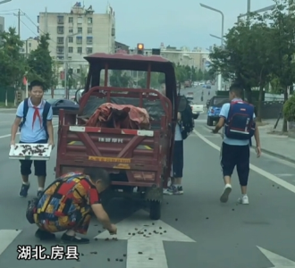 街头暖心一幕！这群房县少年的举动好有爱！
