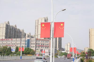 国旗飘扬迎国庆 房县洋溢中国红