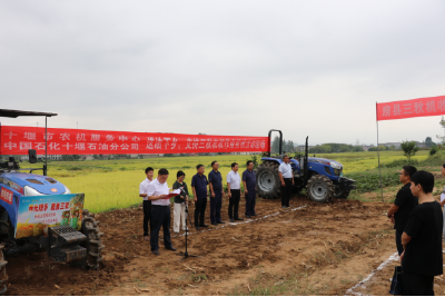 房县：贴心服务到地头 抢收抢烘保丰收