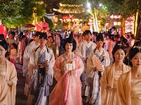 汉服游园 情满房县西关印象景区