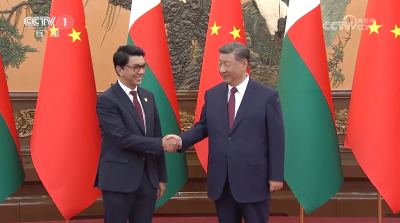 习近平会见马达加斯加总统拉乔利纳
