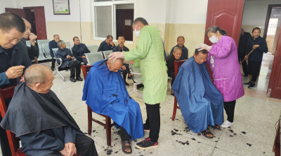 青峰镇“爱心理发”志愿服务走进福利院