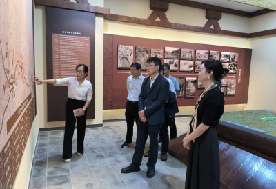 湖北省委党史研究室副主任钟文一行来房调研