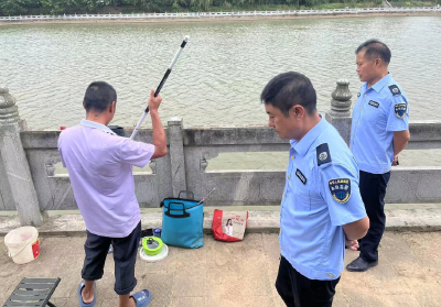 军店镇：开展辖区巡河行动  筑牢生态防线