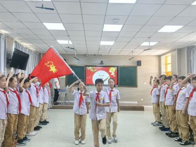 房县思源实验学校：开展“花好月圆话中秋”主题队会观摩活动