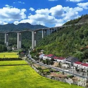 丰收中国 生机勃勃 ——写在第七个“中国农民丰收节”到来之际