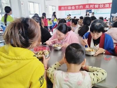 军店镇月明小学：校园食堂“开门迎客” 家长代表亲身体验