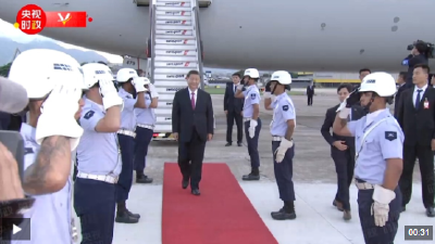 独家视频丨习近平步出舱门 巴西政府高级官员热情迎接