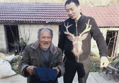 青峰镇：雪中送炭，让困难群众过“暖冬”