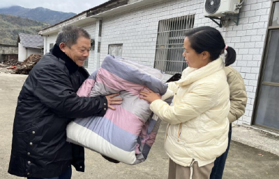 中坝乡：寒冬送暖 为困难群众送去“贴心温度”