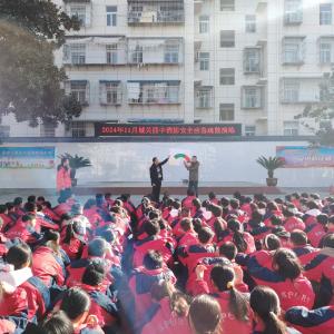 ​城关四中开展消防应急疏散演练