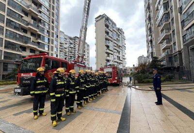 房县消防救援大队开展消防宣传月高层建筑灭火实战演练