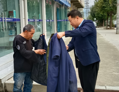 化龙堰镇：寒冬送棉衣 真情暖人心
