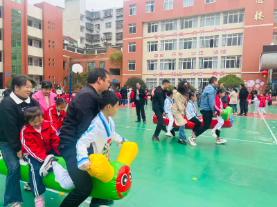 一起“趣”运动 越来“悦”健康——房县实验小学开展亲子运动会