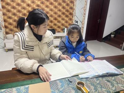 房县思源实验学校：携爱共育  以“访”润心