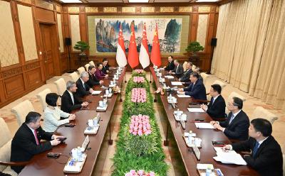 习近平：中新两国树立了合作互利共赢的生动样板