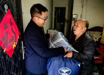 九道乡：防寒物资送上门 冬日暖流暖人心