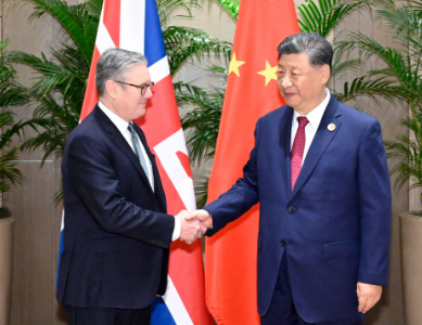 习近平会见英国首相斯塔默