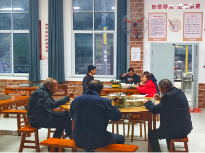 房县万峪河乡老人坪村：为老年人撑起“关爱伞”