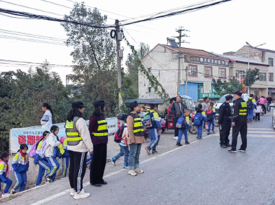 房县军店镇月明小学：护校安园  共筑安全防线