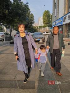  大义保姆自费照顾雇主女儿三年多！“小花”沐浴社会关爱健康成长