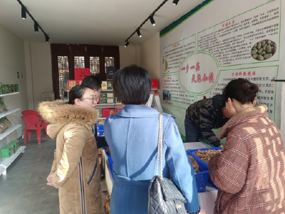 万峪河乡：特产展销，共享欢乐购物盛会