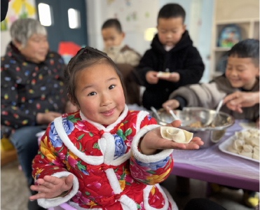 开心包饺子，快乐过冬至---房县上龛中心幼儿园开展亲子活动 