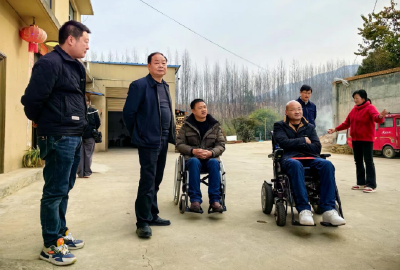 市残联来房慰问残疾人家庭