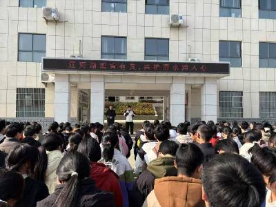 房县姚坪中学：净岸护水齐参与 续写绿色生态新篇章