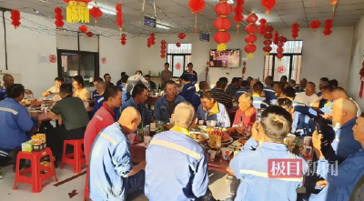 杀年猪宰羊共贺新春，中国员工在非洲过大年