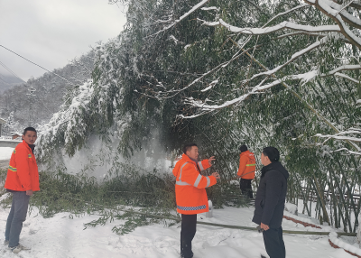 房县野人谷镇：风雪无阻归家路，积极扫雪暖心行 