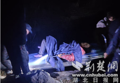 老人山中摔倒，警民联合救助