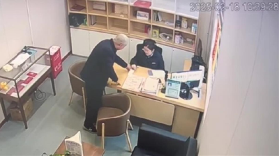 七旬老人手写“点赞诗”！这个网点服务太暖了