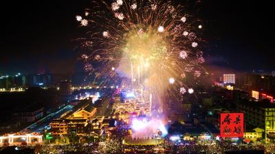 “火舞新春·焰遇西关”音乐烟花秀在房县西关印象景区精彩上演
