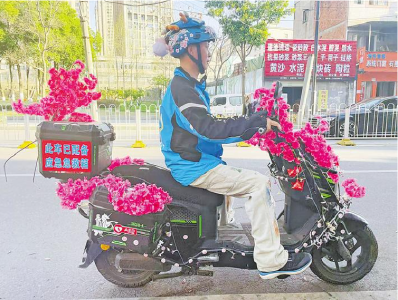 背着“救命神器”送快递 “蓝骑士社区侠”张宝剑危急关头救人一命