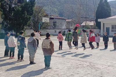 门古寺镇东河小学：趣味体育 点亮童心