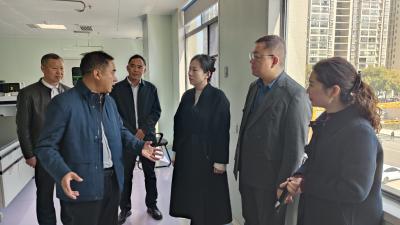 十堰市卫健委党组成员、副主任姚引娣一行来房县中医院调研