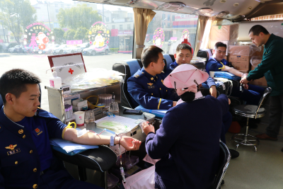 春暖大地 让爱逐光前行 县消防救援局无偿献血活动顺利开展！