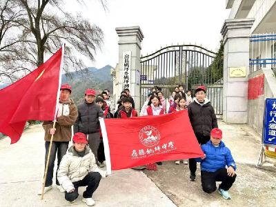 房县姚坪中学：学雷锋 树新风 争做新时代好少年 