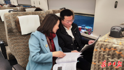 2025全国两会，湖北代表团出发赴京