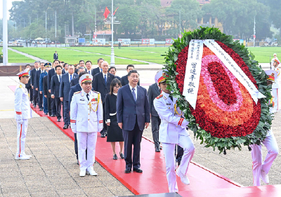 习近平瞻仰胡志明陵并敬献花圈
