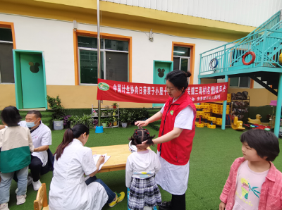房县计生协：为儿童早期发展注入双活力