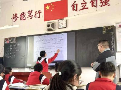 房县姚坪中学：携手共研促提升 合力备考启新程