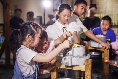 小手磨豆香·童趣满工坊——豆腐工坊研学记