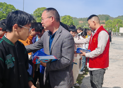 房县白鹤镇：播撒“安全种子”，护航青春成长路