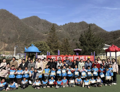 房县上龛乡中心幼儿园开展“拥抱春天，认养一棵树”认领小树活动