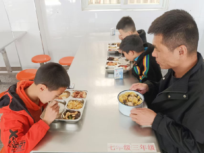 上龛学校创新推出师生共进“两餐”活动