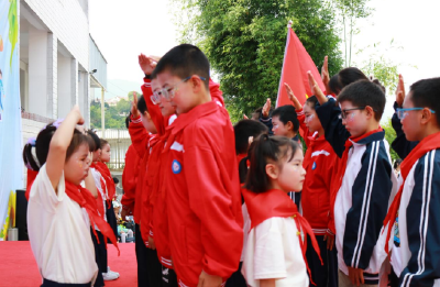 房县姚坪小学：举行少先队员入队仪式